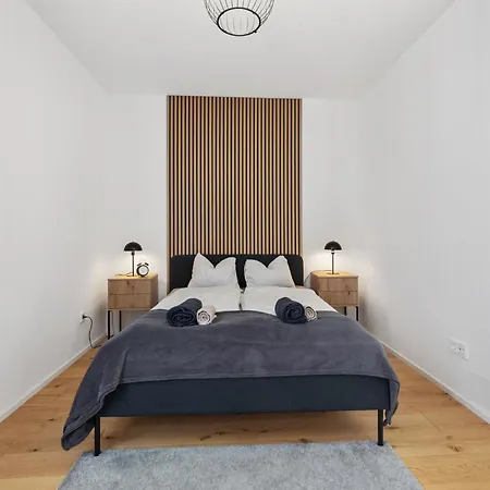 Stayroom - R4 Linec